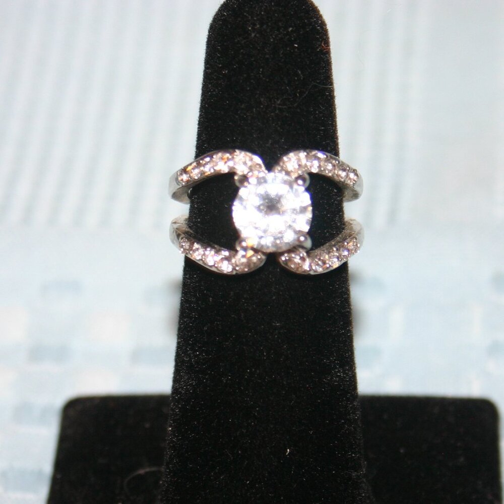 Ladies' Fashion Wedding Band in Silvtertone w/round diamond.  Sizee 6.